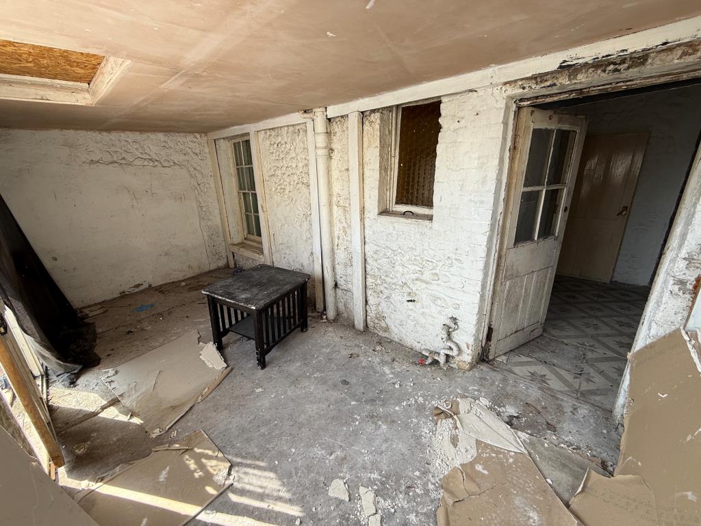 Lot: 98 - FREEHOLD BUILDING WITH PLANNING FOR EXTENSION - Flat B room to rear